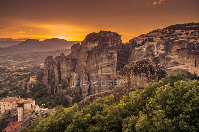 Vista panorámica de las montañas al atardecer, Meteora, Grecia - foto de stock