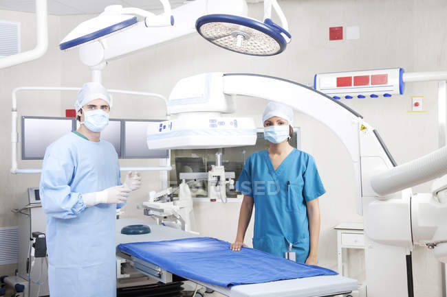 Two doctors in room with medical equipment — Stock Photo