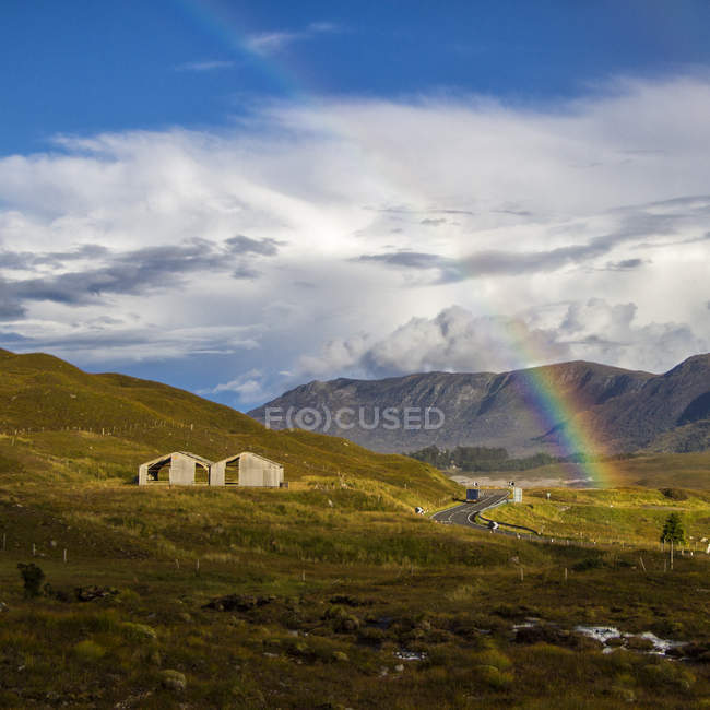 Двойная радуга в горах, Шотландия, Великобритания — стоковое фото