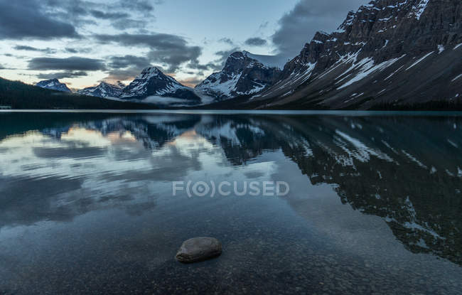 Vista panorámica del lago de siega en la mañana, rocas canadienses, alberta, canada - foto de stock