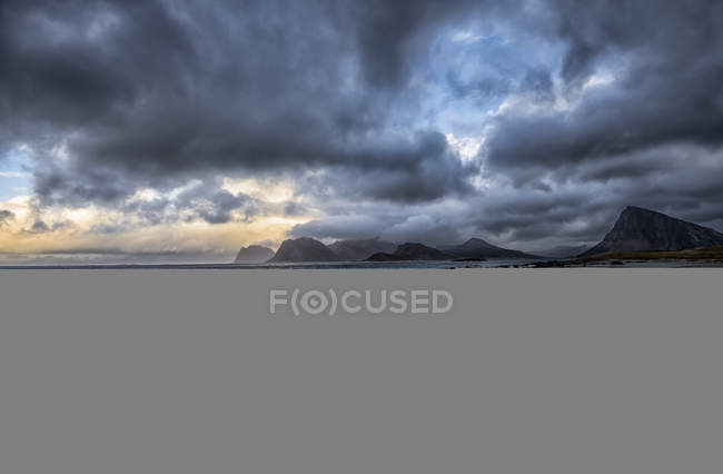 Noruega, Storsandnes, Outono paisagem marinha sob o céu dramático — Fotografia de Stock