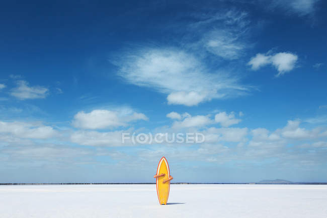 Woman hugging surfboard on sandy beach in Australia — Stock Photo