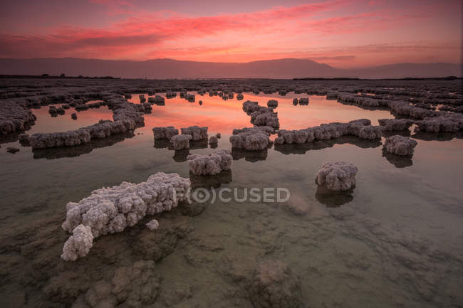 Величественный восход солнца над кристаллами Мертвого моря, Израиль — стоковое фото