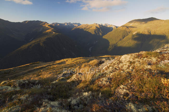 Nouvelle-Zélande, Côte Ouest, Col Lewis, vue panoramique sur la chaîne de montagnes au crépuscule — Photo de stock