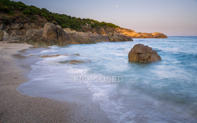 Vista panoramica sulla spiaggia al mattino presto, Lumio, Corsica, Francia — Foto stock