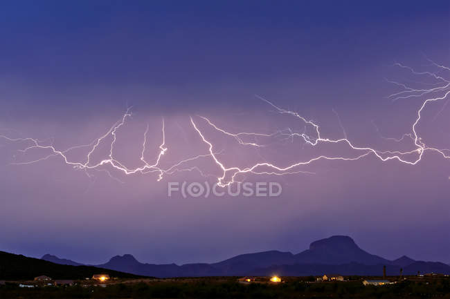 Соединенные Штаты Америки, Arizona, Maricopa County, Hassayampa, scenic view of lightning over mountains — стоковое фото
