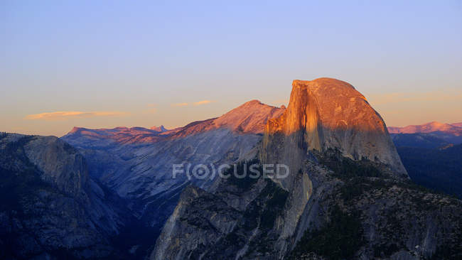EUA, Califórnia, Meia cúpula do parque nacional de Yosemite ao pôr do sol — Fotografia de Stock