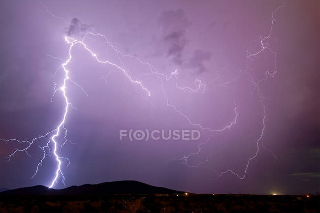 Vista panorámica del rayo del trueno sobre Scar Hill, EE.UU., Arizona, Condado de Maricopa, Arlington - foto de stock