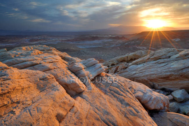 Vue panoramique du lever du soleil dans le désert, Valley of Fire State Park, Nevada, États-Unis — Photo de stock