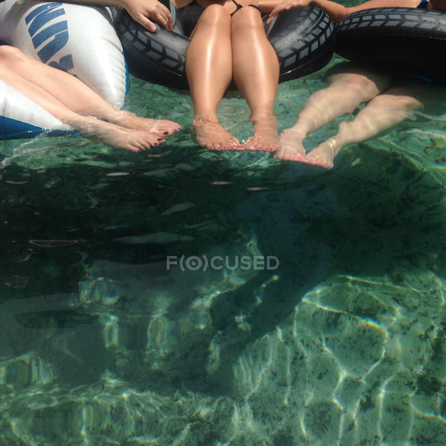 Abgeschnittenes Bild von drei Frauen im Schwimmbad — Stockfoto