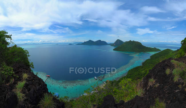Paisaje marino idílico, Malasia, Sabah, Semporna, Isla Mabul - foto de stock