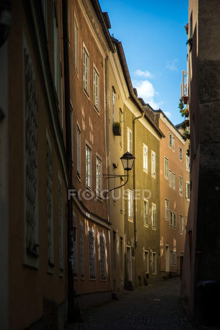 Мальовничий вид на вузькі вулиці в місто, Зальцбург, Австрія — стокове фото