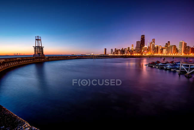 Vista panorámica del horizonte de Chicago al amanecer, Illinois, EE.UU. - foto de stock