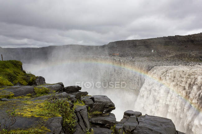 Island, Dettifoss, Jokulsa Fluss, malerischer Blick auf Regenbogen über Wasserfall — Stockfoto