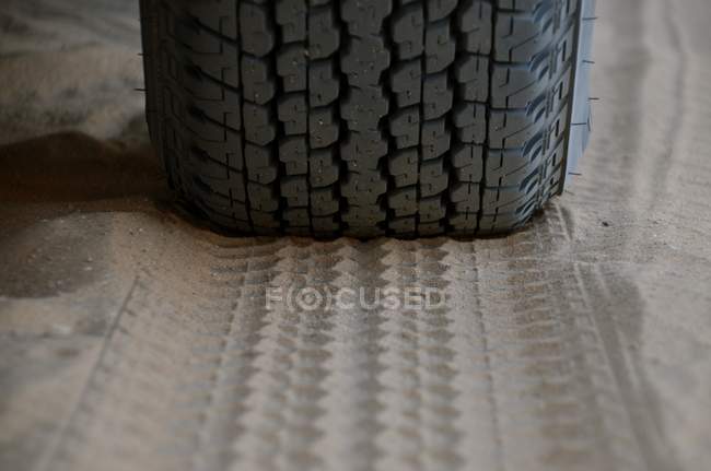 Vista de perto do pneu na estrada arenosa — Fotografia de Stock