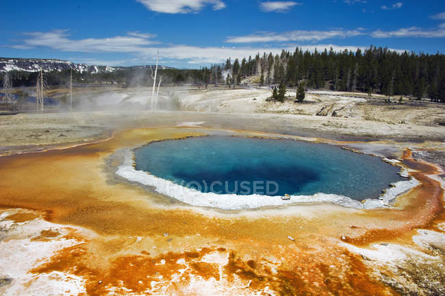 Majestic view of opal pool in Midway Geyser Basin, Yellowstone National Park, Wyoming, America, USA — Stock Photo