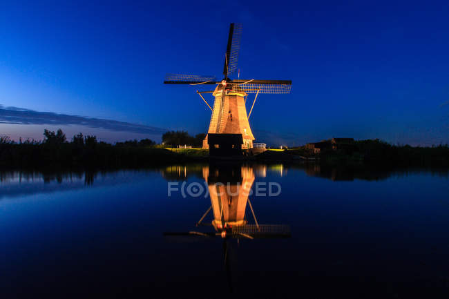 Holanda, Molino de Kinderdijk en el reflector - foto de stock