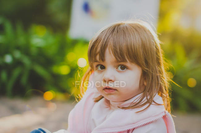 Ritratto di graziosa bambina alla luce del sole — Foto stock