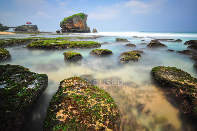 Vista panoramica sulla spiaggia di Pantai Kukup, regione di Yogyakarta, Indonesia — Foto stock