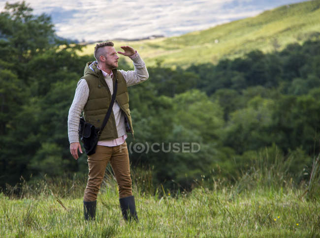 Великобританія, Шотландії, чоловік дивиться на перегляд в горах — стокове фото