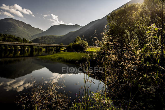 Noruega, Borgund, Laerdal, Montanhas refletindo no rio — Fotografia de Stock