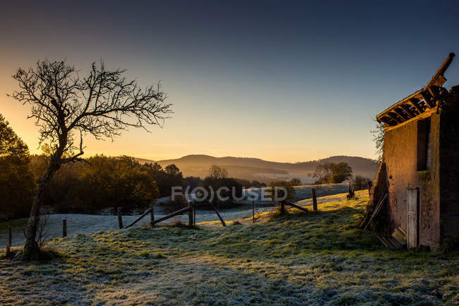 Vista panorámica del paisaje al amanecer, Vosgos, Francia - foto de stock