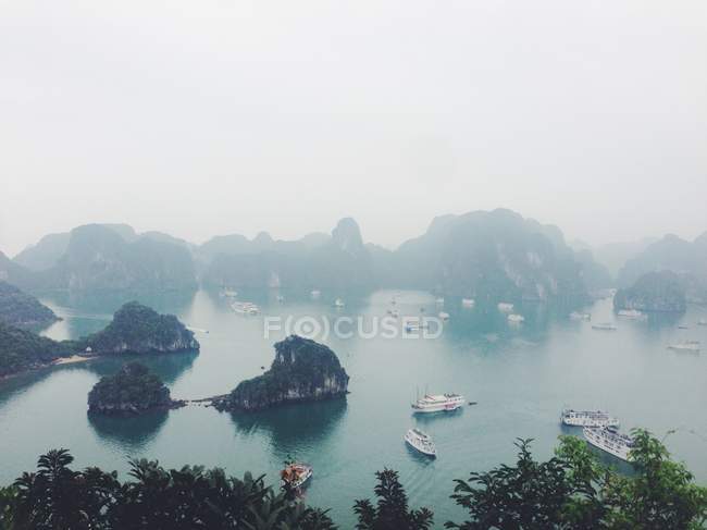 Вьетнам, провинция Куанг Нин, Халонг, залив Халонг, возвышенный вид на туманный залив — стоковое фото