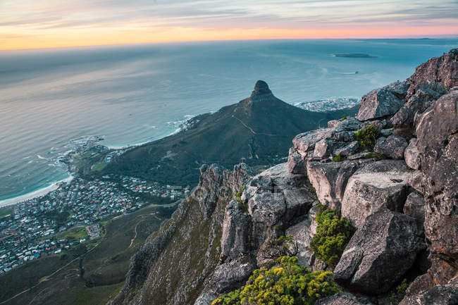 Vista panorâmica da montanha rochosa e do mar ao pôr do sol, Montanha da Mesa, Cidade do Cabo, África do Sul — Fotografia de Stock