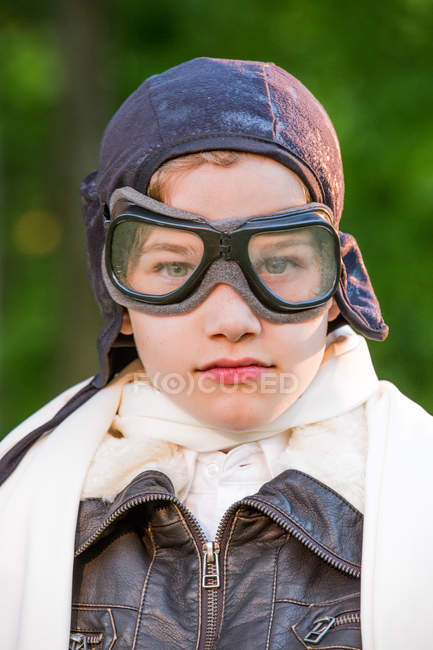 Портрет мальчика в кожаной кепке и очках — стоковое фото