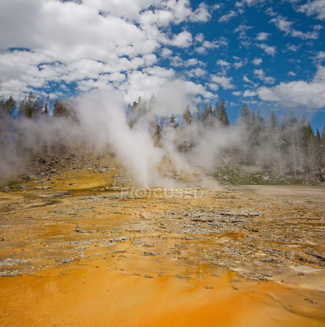 Vista panorâmica do geyser, Parque Nacional de Yellowstone, Wyoming, América, EUA — Fotografia de Stock