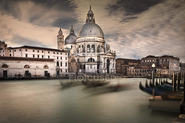 Italia, Venezia, Cattedrale vista attraverso il canale, con sagome sfocate di gondole in primo piano — Foto stock