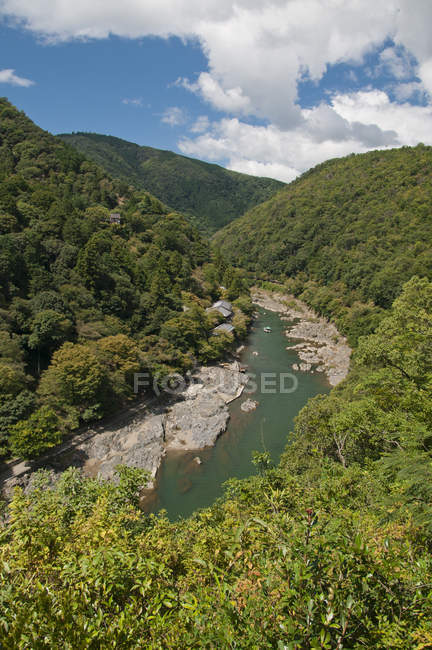 Japan, Kyoto, Arishiyama, erhöhter Blick auf den Fluss zwischen grünen Hügeln — Stockfoto