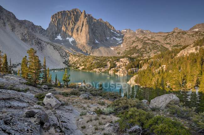 Scenic view of Temple Crag and Second Lake, Inyo National Forest, California, America, USA — Stock Photo