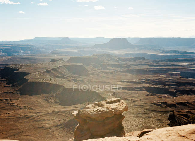 Vista panorámica del paisaje árido, Estados Unidos, Utah, Parque Nacional de Canyonlands - foto de stock