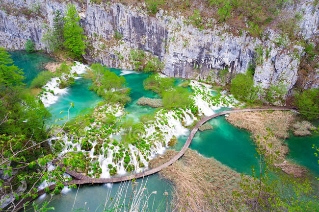 Величним видом захоплюючий Плітвіцкие озера національного парку Плітвіцькі озера, Хорватія — стокове фото