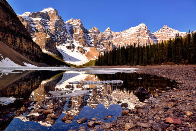 Fascinating view of Moraine Lake and Valley of Ten Peaks, Banff National Park, Alberta, Canada — Stock Photo