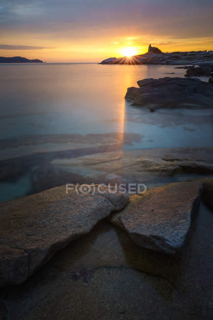 Sonnenuntergang an der felsigen Küste, Frankreich, Korsika, Lumio — Stockfoto