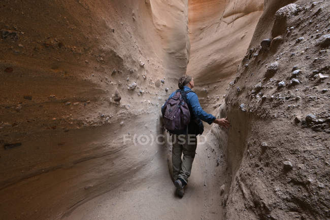 États-Unis, Californie, Anza-Borrego Desert State Park, Randonneur pédestre à travers le canyon de la fente — Photo de stock