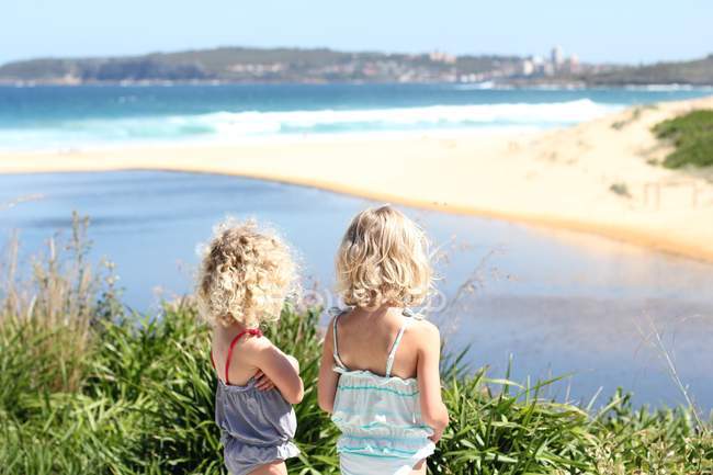 Girls looking at beach view — Stock Photo