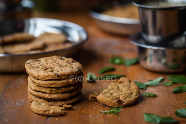 Biscoitos salgados assados na superfície de madeira — Fotografia de Stock