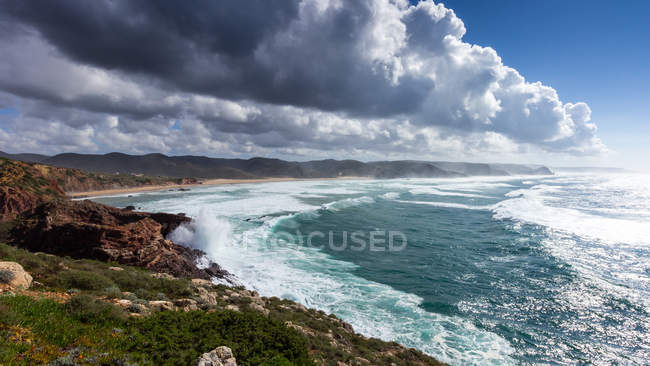 Vista panorámica de las nubes sobre la costa, Portugal - foto de stock