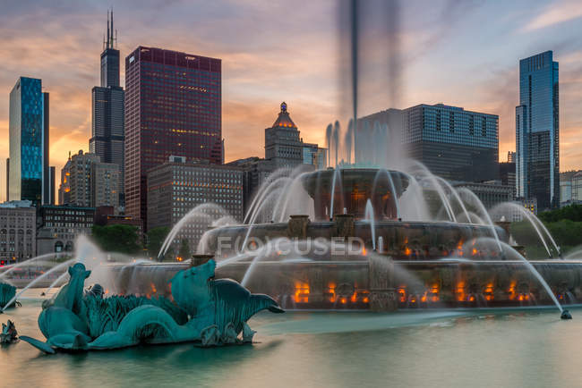 Buckingham Fountain and skyscrapers against evening sky, Chicago, Illinois, USA — Stock Photo