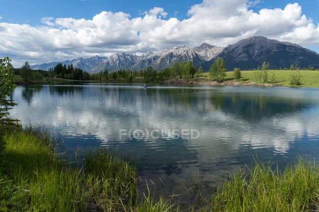 Pescador à distância em paisagem tranquila, Quarry Lake, Canadá — Fotografia de Stock