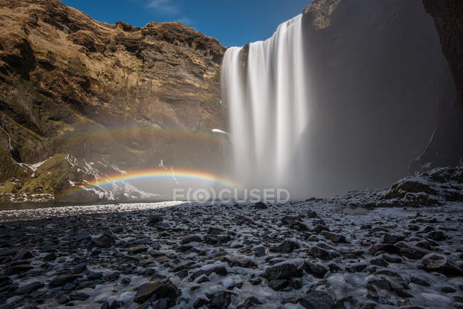 Skogafoss водопад с двойной радугой, Исландия — стоковое фото