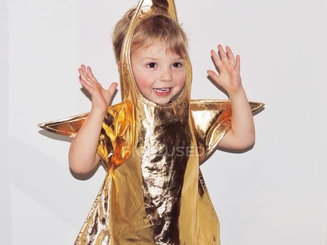 Улыбающийся мальчик в костюме золотой звезды маскарада — стоковое фото