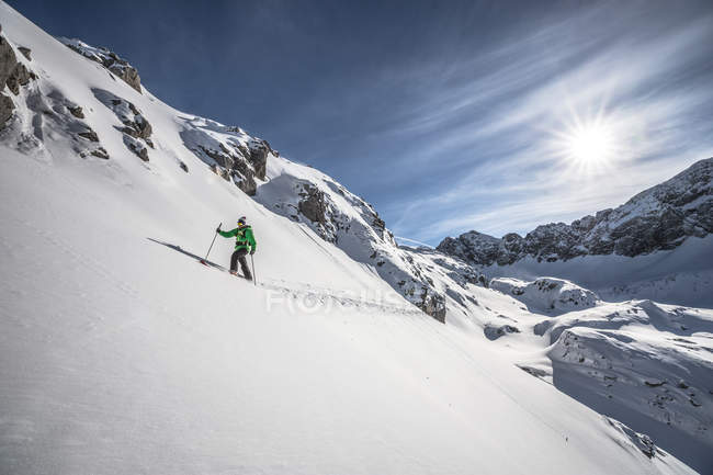 Österreich, männlicher Skifahrer fährt in den Bergen bergauf — Stockfoto