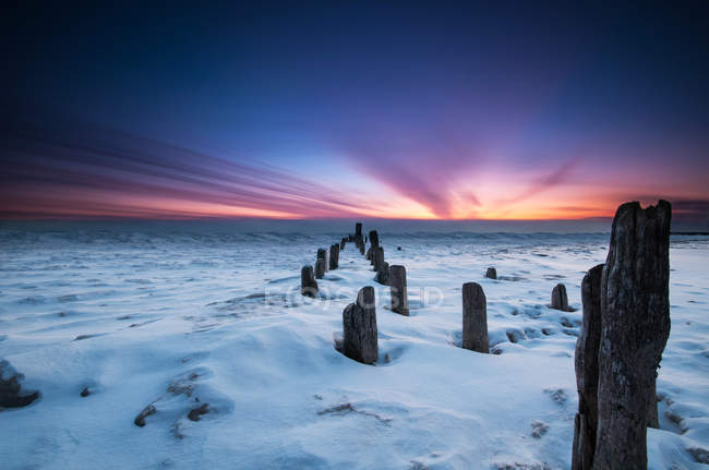 США, Иллинойс, Эванстон, озеро Мичиган на восходе солнца — стоковое фото