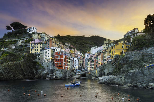Italia, Cinque Terre, Riomaggiore, Paesaggio urbano al tramonto — Foto stock