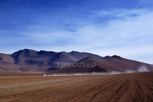 Мальовничим видом з автомобілем у Siloli пагорбів, Болівія — стокове фото