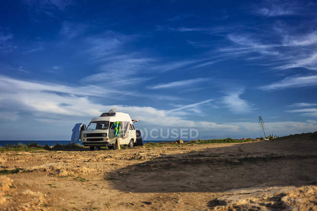 Vista panorámica de autocaravana en la costa, Sicilia, Italia - foto de stock
